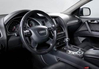 Подержанный автомобиль Audi Q7 2011 года (14 фото)