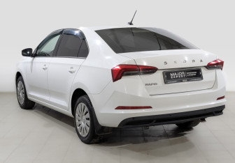 Подержанный автомобиль Skoda Rapid Liftback 2021 года (7 фото)