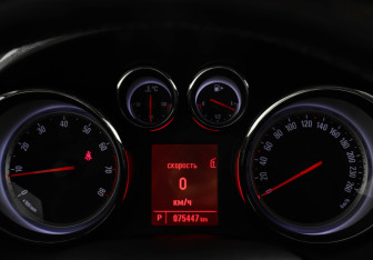 Подержанный автомобиль Opel Astra Sedan 2012 года (7 фото)