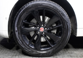 Подержанный автомобиль Jaguar F-Pace 2021 года (28 фото)