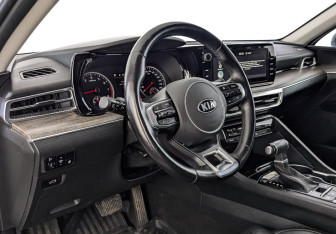 Подержанный автомобиль Kia K5 2021 года (15 фото)