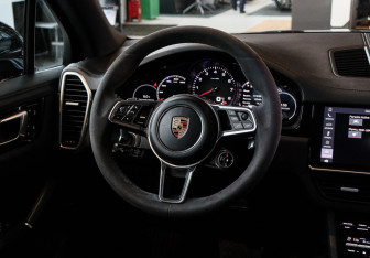 Подержанный автомобиль Porsche Cayenne 2019 года (14 фото)