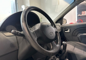 Подержанный автомобиль Renault Logan Sedan 2008 года (12 фото)