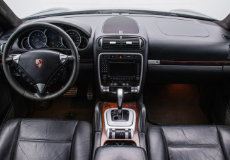 Подержанный автомобиль Porsche Cayenne 2006 года (13 фото)