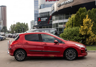 Подержанный автомобиль Peugeot 308 Hatchback 2008 года (3 фото)