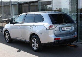 Подержанный автомобиль Mitsubishi Outlander 2013 года (6 фото)
