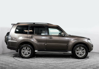 Подержанный автомобиль Mitsubishi Pajero 2012 года (3 фото)