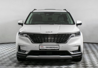 Подержанный автомобиль Kia Carnival 2022 года (2 фото)