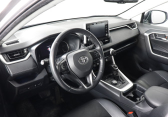 Подержанный автомобиль Toyota RAV4 2021 года (9 фото)