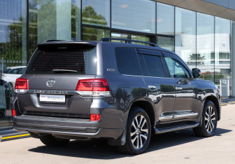 Подержанный автомобиль Toyota Land Cruiser Suv 2019 года (5 фото)