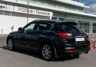 Подержанный автомобиль Infiniti QX50 2013 года (7 фото)
