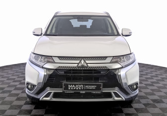 Подержанный автомобиль Mitsubishi Outlander 2019 года (2 фото)