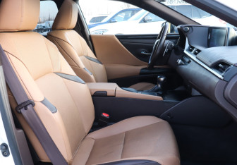 Подержанный автомобиль Lexus ES 2021 года (14 фото)