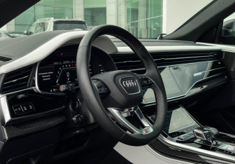 Подержанный автомобиль Audi Q8 2023 года (13 фото)