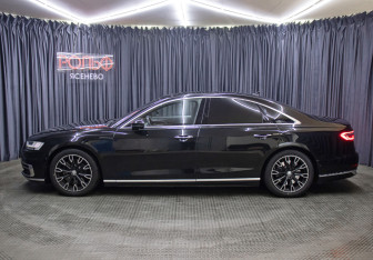 Подержанный автомобиль Audi A8 2018 года (8 фото)