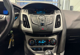 Подержанный автомобиль Ford Focus Hatchback 2012 года (16 фото)