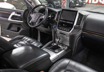 Подержанный автомобиль Toyota Land Cruiser Suv 2015 года (11 фото)