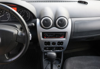 Подержанный автомобиль Renault Sandero 2013 года (11 фото)