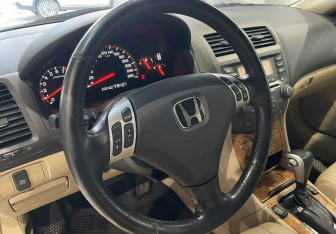 Подержанный автомобиль Honda Accord Sedan 2004 года (12 фото)