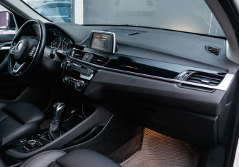 Подержанный автомобиль BMW X1 2017 года (7 фото)