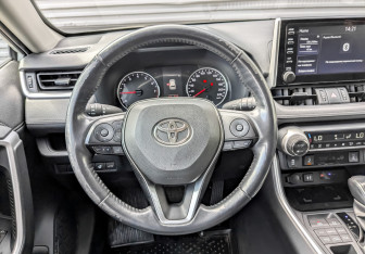 Подержанный автомобиль Toyota RAV4 2019 года (21 фото)