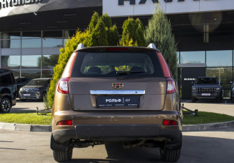 Подержанный автомобиль Geely Emgrand X7 2015 года (6 фото)