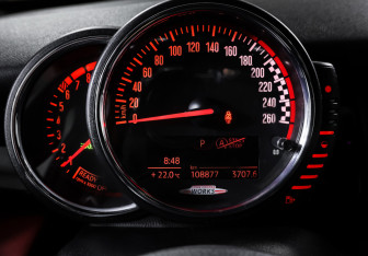 Подержанный автомобиль MINI Hatch 2016 года (16 фото)