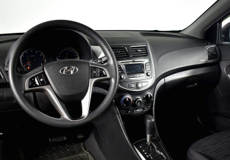 Подержанный автомобиль Hyundai Solaris Hatchback 2015 года (9 фото)