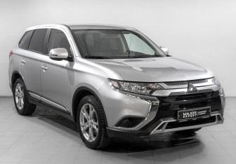 Подержанный автомобиль Mitsubishi Outlander 2020 года (3 фото)