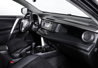 Подержанный автомобиль Toyota RAV4 2018 года (11 фото)