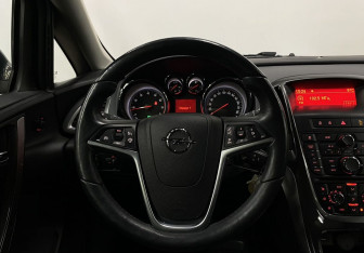 Подержанный автомобиль Opel Astra Sedan 2013 года (14 фото)