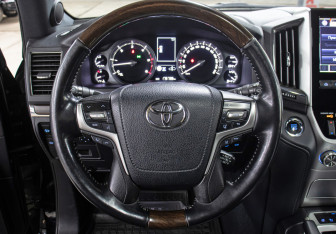 Подержанный автомобиль Toyota Land Cruiser Suv 2018 года (16 фото)