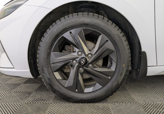 Подержанный автомобиль Hyundai Elantra Sedan 2021 года (12 фото)