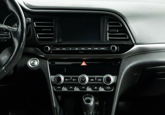 Подержанный автомобиль Hyundai Elantra Sedan 2019 года (14 фото)