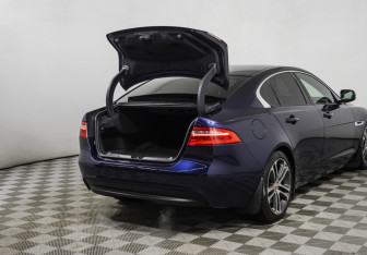 Подержанный автомобиль Jaguar XE 2015 года (16 фото)