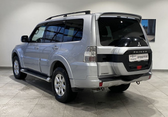 Подержанный автомобиль Mitsubishi Pajero 2014 года (7 фото)