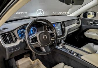 Подержанный автомобиль Volvo XC60 2018 года (16 фото)