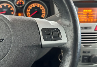 Подержанный автомобиль Opel Astra Hatchback 2009 года (16 фото)