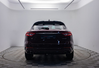 Подержанный автомобиль Maserati Levante 2017 года (6 фото)