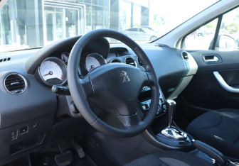 Подержанный автомобиль Peugeot 408 2014 года (13 фото)