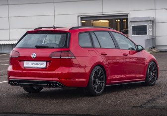 Подержанный автомобиль Volkswagen Golf R Wagon 2018 года (5 фото)
