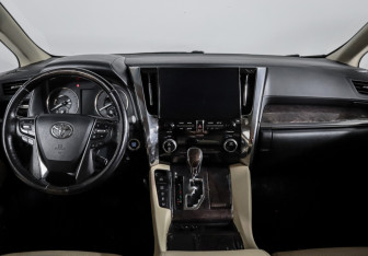 Подержанный автомобиль Toyota Alphard 2021 года (12 фото)