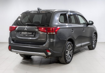 Подержанный автомобиль Mitsubishi Outlander 2018 года (5 фото)