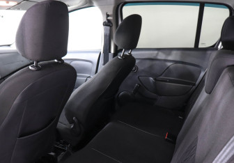 Подержанный автомобиль Renault Sandero 2017 года (12 фото)