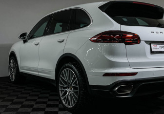 Подержанный автомобиль Porsche Cayenne 2015 года (24 фото)