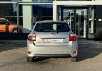 Подержанный автомобиль Toyota Auris Hatchback 2010 года (6 фото)