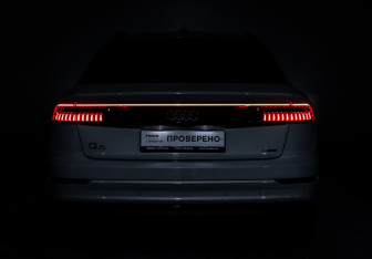 Подержанный автомобиль Audi Q8 2022 года (24 фото)