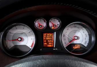 Подержанный автомобиль Peugeot 308 Convertible 2009 года (16 фото)