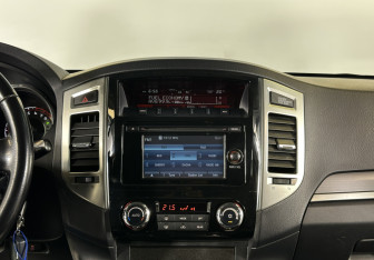 Подержанный автомобиль Mitsubishi Pajero 2015 года (15 фото)