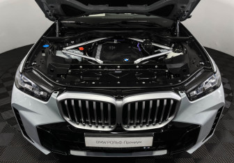 Подержанный автомобиль BMW X5 2025 года (10 фото)
